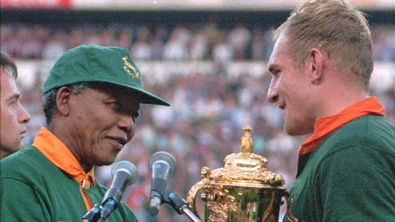 Südafrikas Präsident Nelson Mandela übergibt Rugby-Kaptain Francios Pienaar: Der Erfolg der "Springboks" half dem Land dabei, die Spaltung der Gesellschaft zu überwinden.