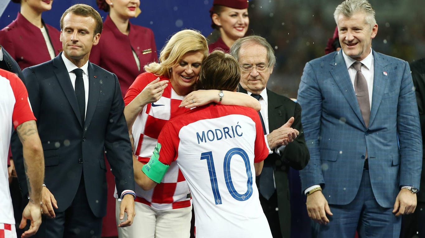 Präsidentin Kolinda Grabar-Kitarović umarmt Kroatiens Kapitän Luka Modric nach dem verlorenen WM-Finale.