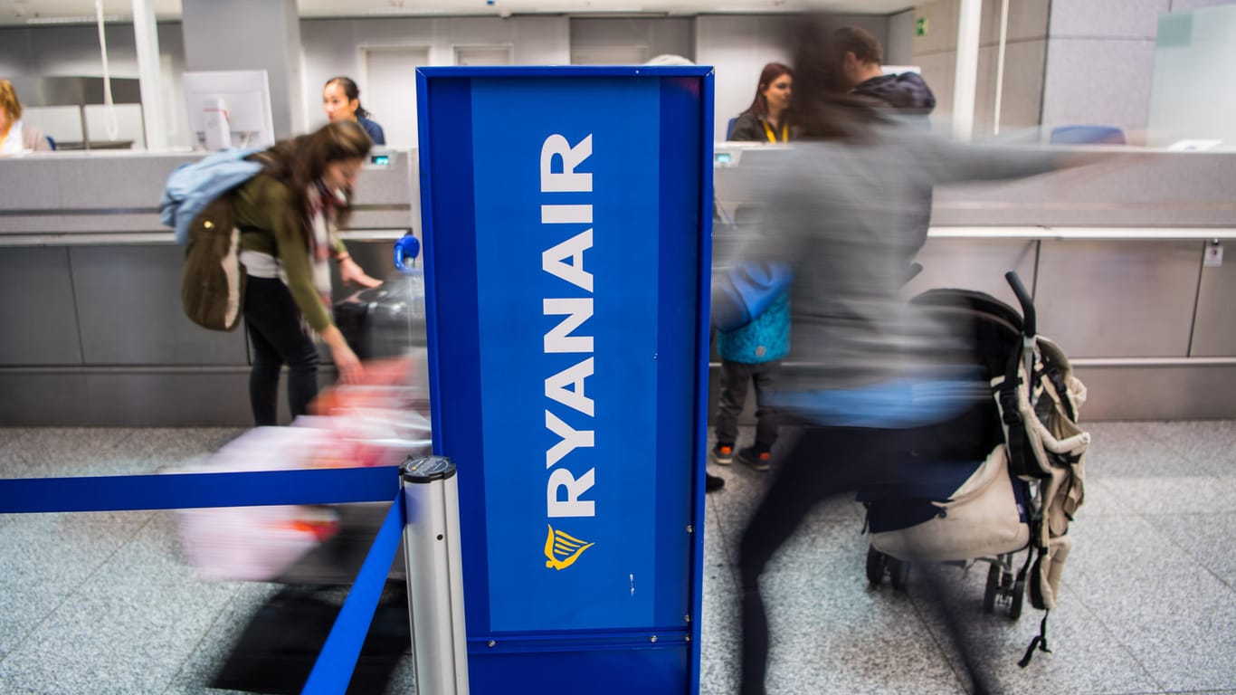Passagiere am Schalter: Bei Ryanair zahlen laut einer Studie inzwischen die Hälfte der Passagiere für die Sitzplatzwahl.