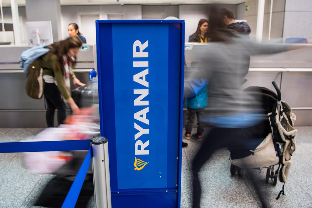 Passagiere am Schalter: Bei Ryanair zahlen laut einer Studie inzwischen die Hälfte der Passagiere für die Sitzplatzwahl.