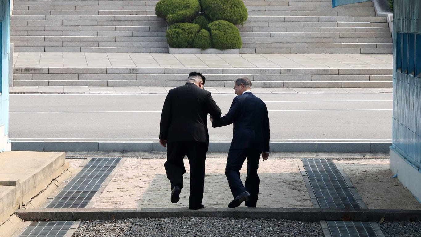 Ein bedeutender Schritt: Der Staatspräsident von Südkorea überschreitet mit Nordkoreas Machthaber Kim die Grenze zwischen beiden Ländern.