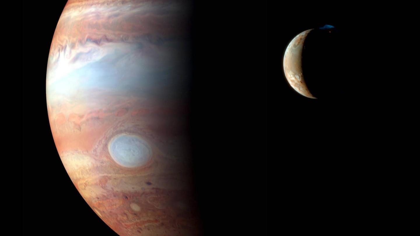 Der Jupiter mit dem vulkanischen Mond Io (Archivbild): US-Forscher haben rausgefunden, dass um den Jupiter zwölf bislang noch unbekannte Monde kreisen.