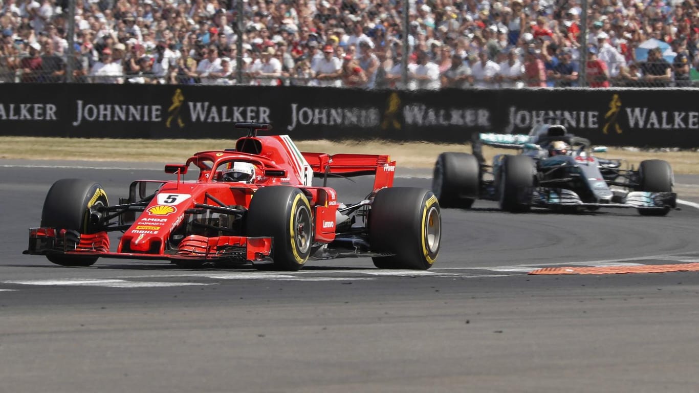 Sebastian Vettel (vorne) und Lewis Hamilton liefern sich einen packenden Titelkampf, der die Fans in den Bann zieht.