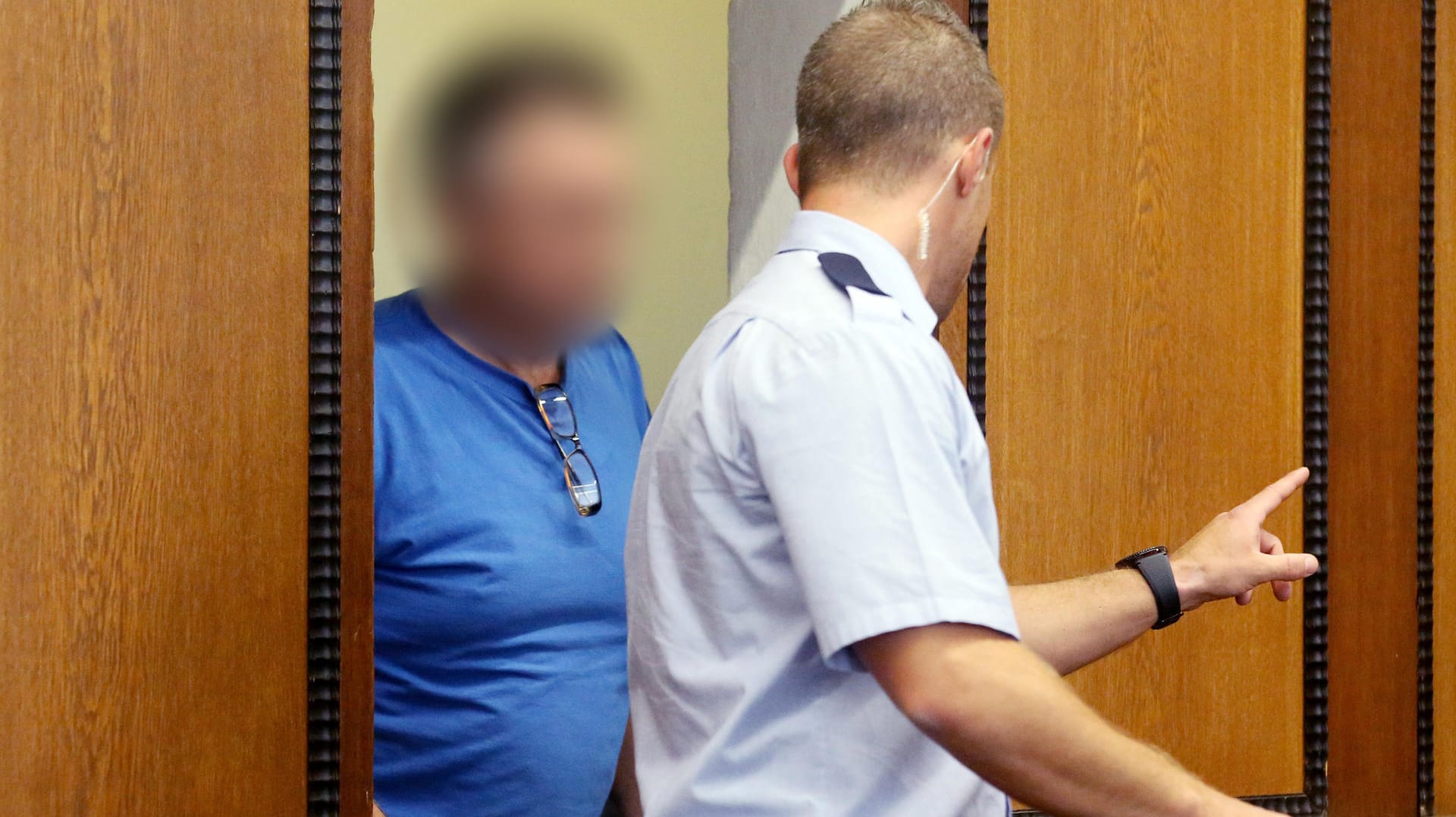 Der Angeklagte (links) wird in den Gerichtssaal geführt (Archivbild): Der damals 48 Jahre alte Fahrer hatte unter Alkoholeinfluss ein Polizeiauto gerammt. Jetzt wurde er wegen fahrlässiger Tötung verurteilt.