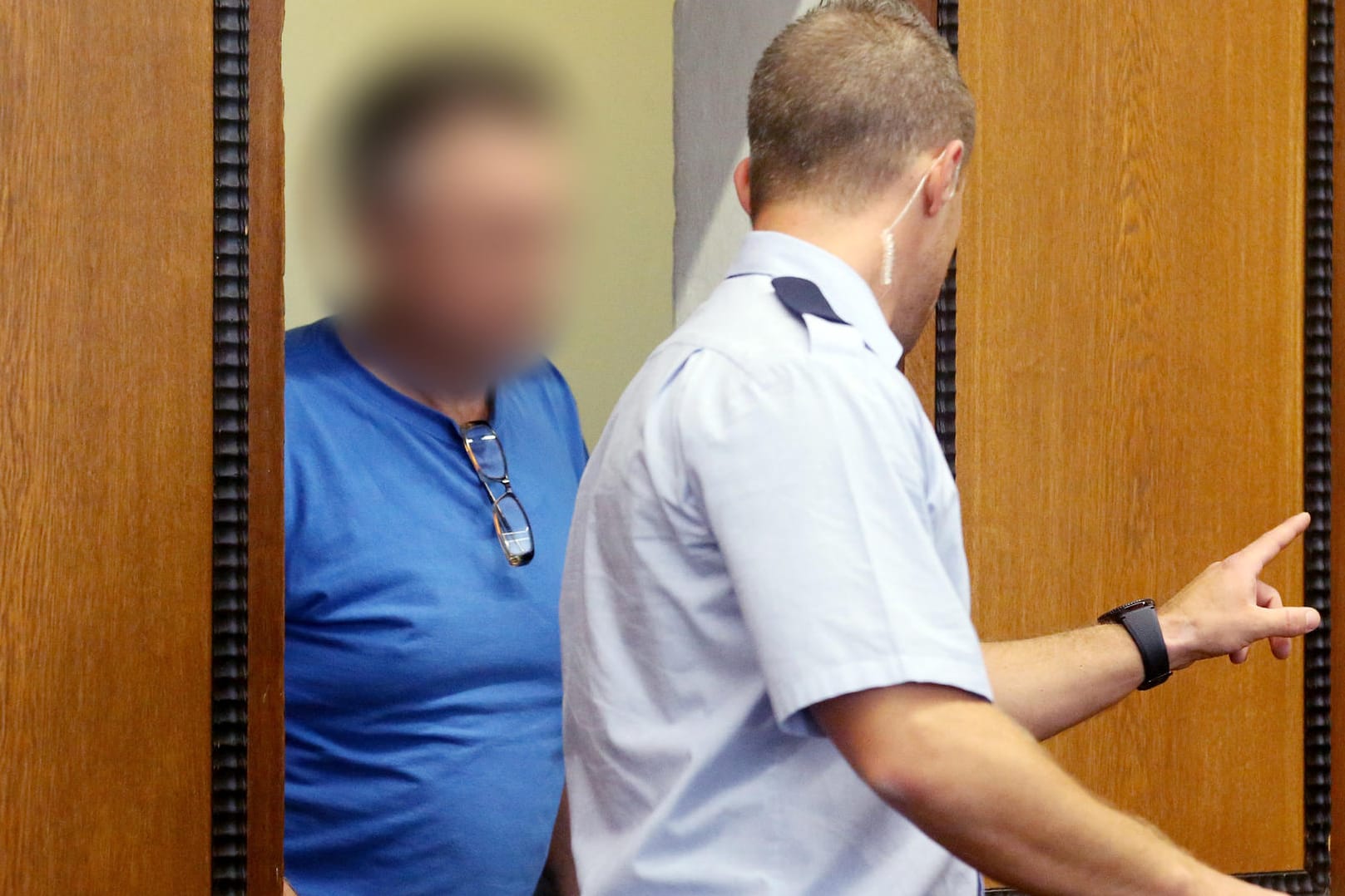 Der Angeklagte (links) wird in den Gerichtssaal geführt (Archivbild): Der damals 48 Jahre alte Fahrer hatte unter Alkoholeinfluss ein Polizeiauto gerammt. Jetzt wurde er wegen fahrlässiger Tötung verurteilt.