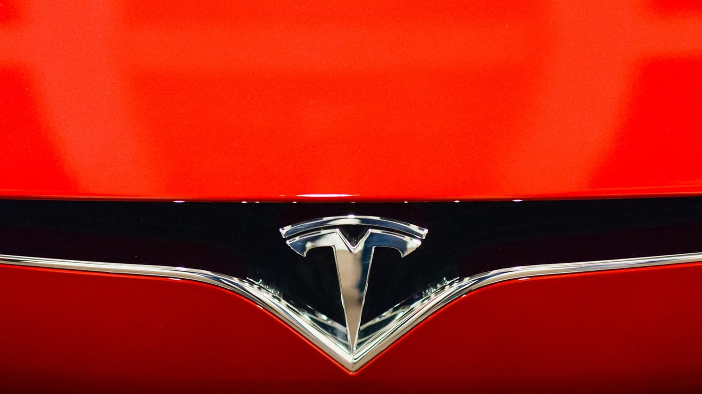 Das Logo der Marke Tesla: Betroffene Käufer werden in den kommenden Wochen vom Bundesamt für Wirtschaft und Ausfuhrkontrolle angeschrieben.