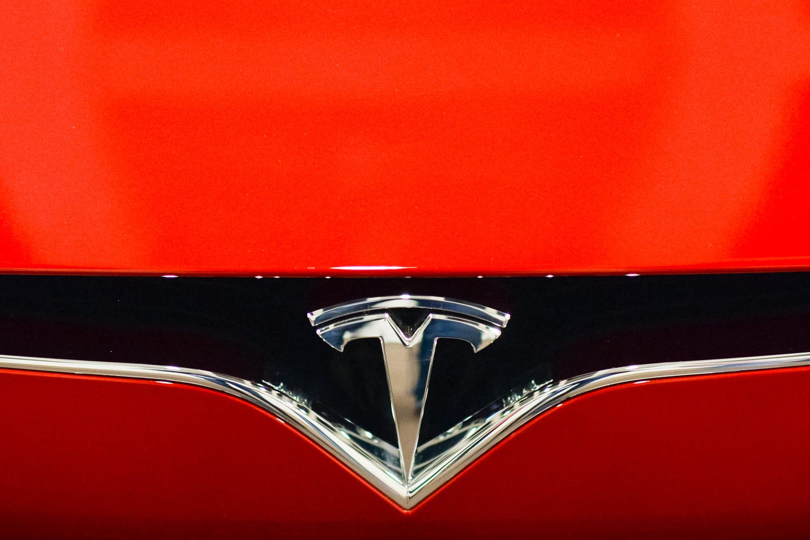 Das Logo der Marke Tesla: Betroffene Käufer werden in den kommenden Wochen vom Bundesamt für Wirtschaft und Ausfuhrkontrolle angeschrieben.