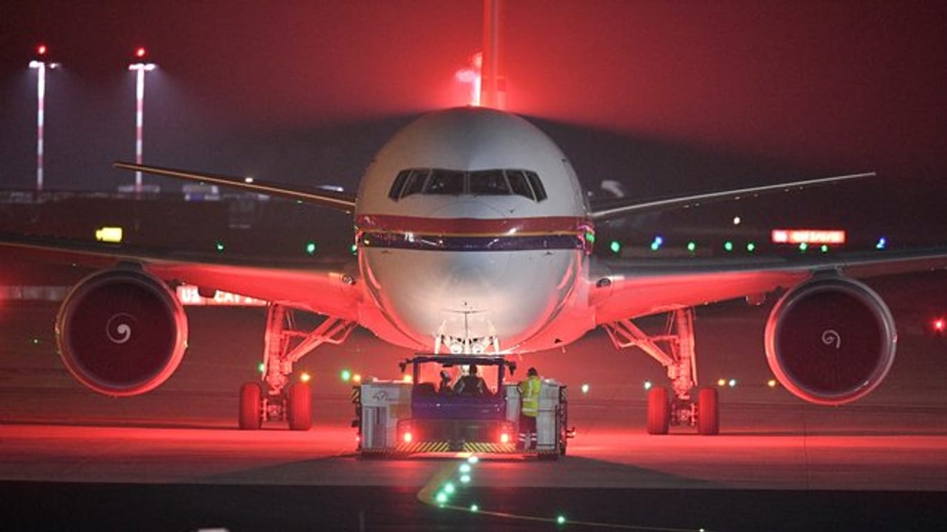 Ein Flugzeug von Meridiana in Frankfurt.