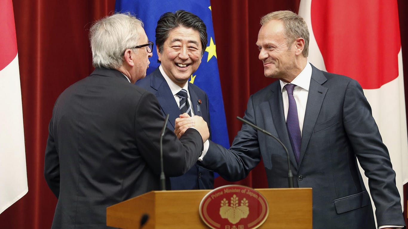 Jean-Claude Juncker (l.), Shinzo Abe, Donald Tusk (r.): Die drei Politiker unterzeichneten das größte Handelsabkommen der EU-Geschichte.