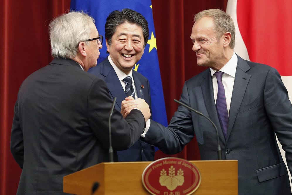 Jean-Claude Juncker (l.), Shinzo Abe, Donald Tusk (r.): Die drei Politiker unterzeichneten das größte Handelsabkommen der EU-Geschichte.