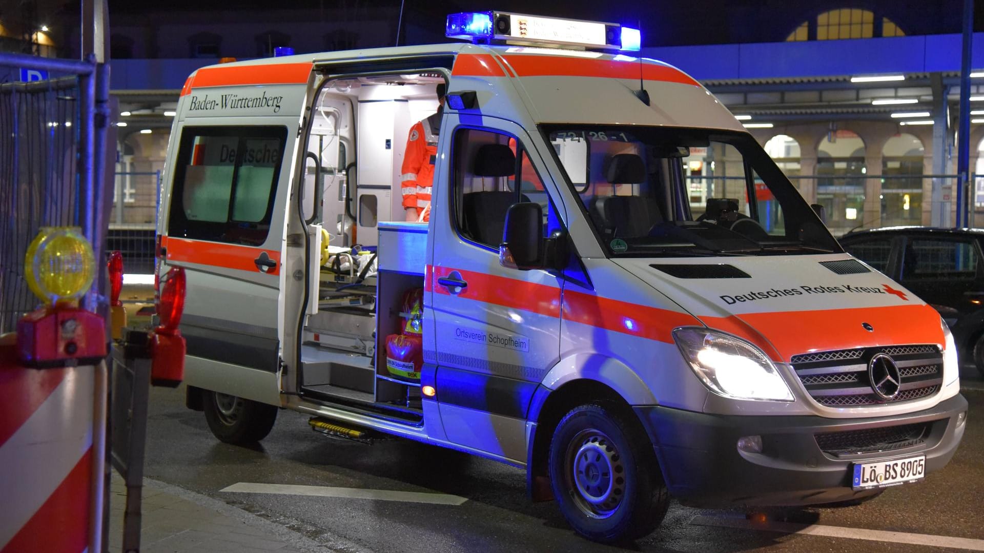 Rettungskräfte im Einsatz wegen ausströmendem Kohlenmonoxid in einer Bar in Lörrach (Symbolbild): Immer wieder entstehen Notfälle durch das gefährliche und geruchlose Gas. Jetzt hat der Gefahrenstoff zwei neue Opfer in Heidelberg gefordert.