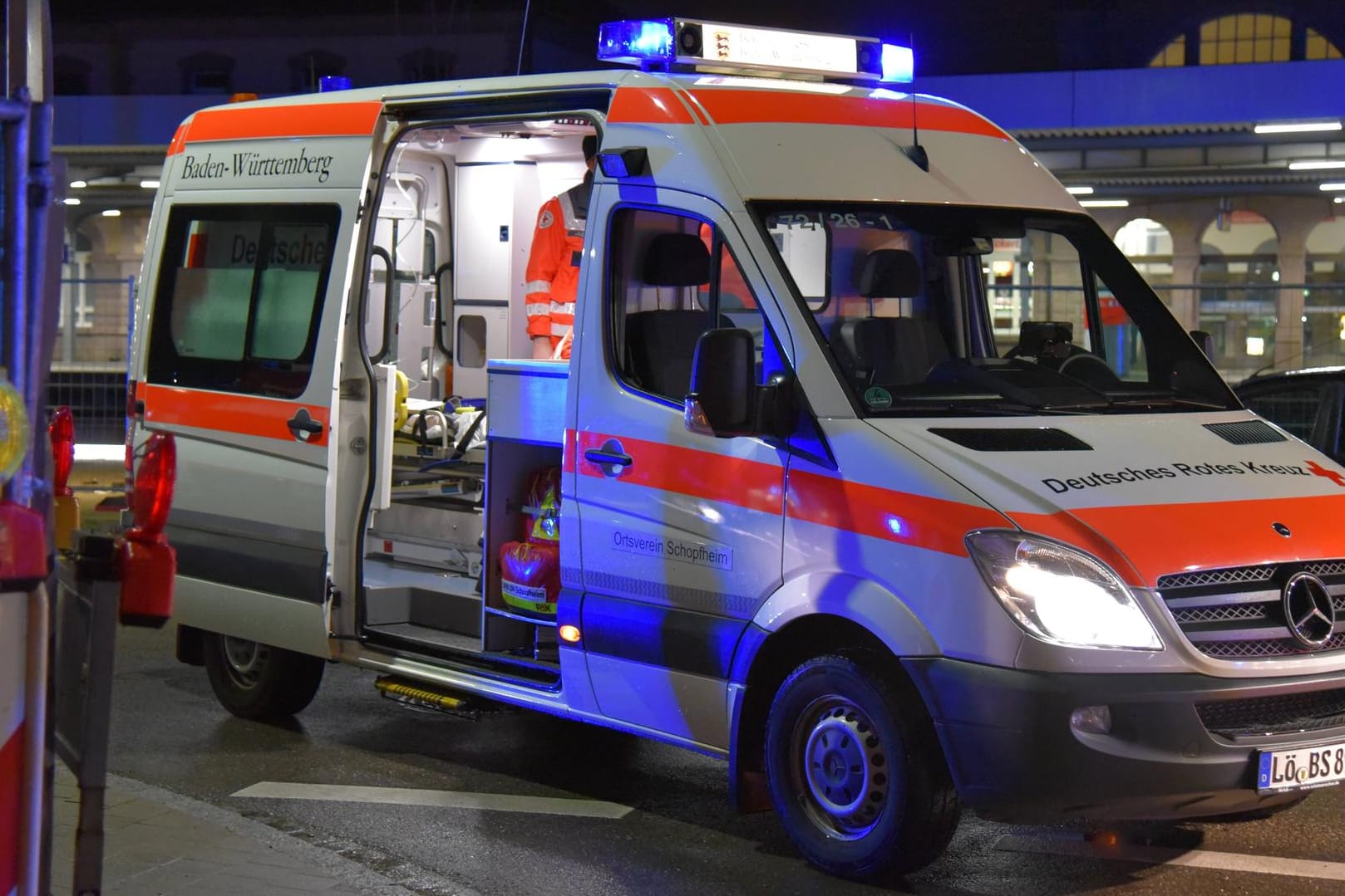 Rettungskräfte im Einsatz wegen ausströmendem Kohlenmonoxid in einer Bar in Lörrach (Symbolbild): Immer wieder entstehen Notfälle durch das gefährliche und geruchlose Gas. Jetzt hat der Gefahrenstoff zwei neue Opfer in Heidelberg gefordert.