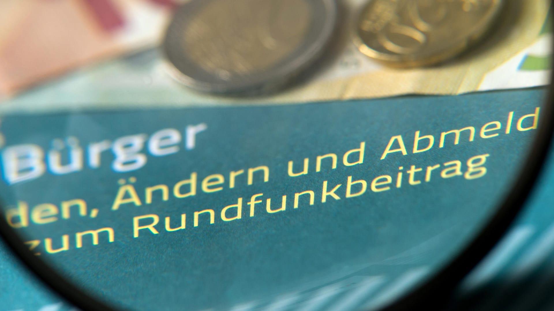 Münzgeld auf Formularen zum Rundfunkbeitrag: Am Mittwoch urteilt das Bundesverfassungsgericht über die Rechtmäßigkeit.