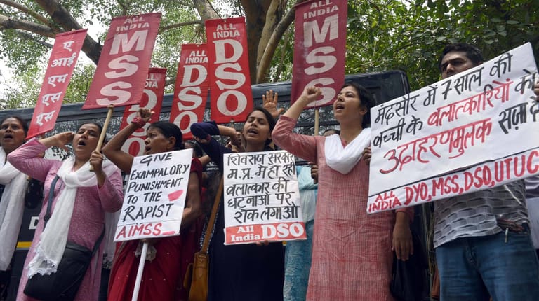 Proteste gegen die Vergewaltigung einer Siebenjährigen in Neu Delhi, Indien (Archivbild): Immer wieder wird die Zivilgesellschaft in Indien von Nachrichten des Kindesmissbrauchs erschüttert. Ein neuer Fall kam jetzt an das Tageslicht.