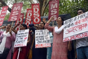 Proteste gegen die Vergewaltigung einer Siebenjährigen in Neu Delhi, Indien (Archivbild): Immer wieder wird die Zivilgesellschaft in Indien von Nachrichten des Kindesmissbrauchs erschüttert. Ein neuer Fall kam jetzt an das Tageslicht.