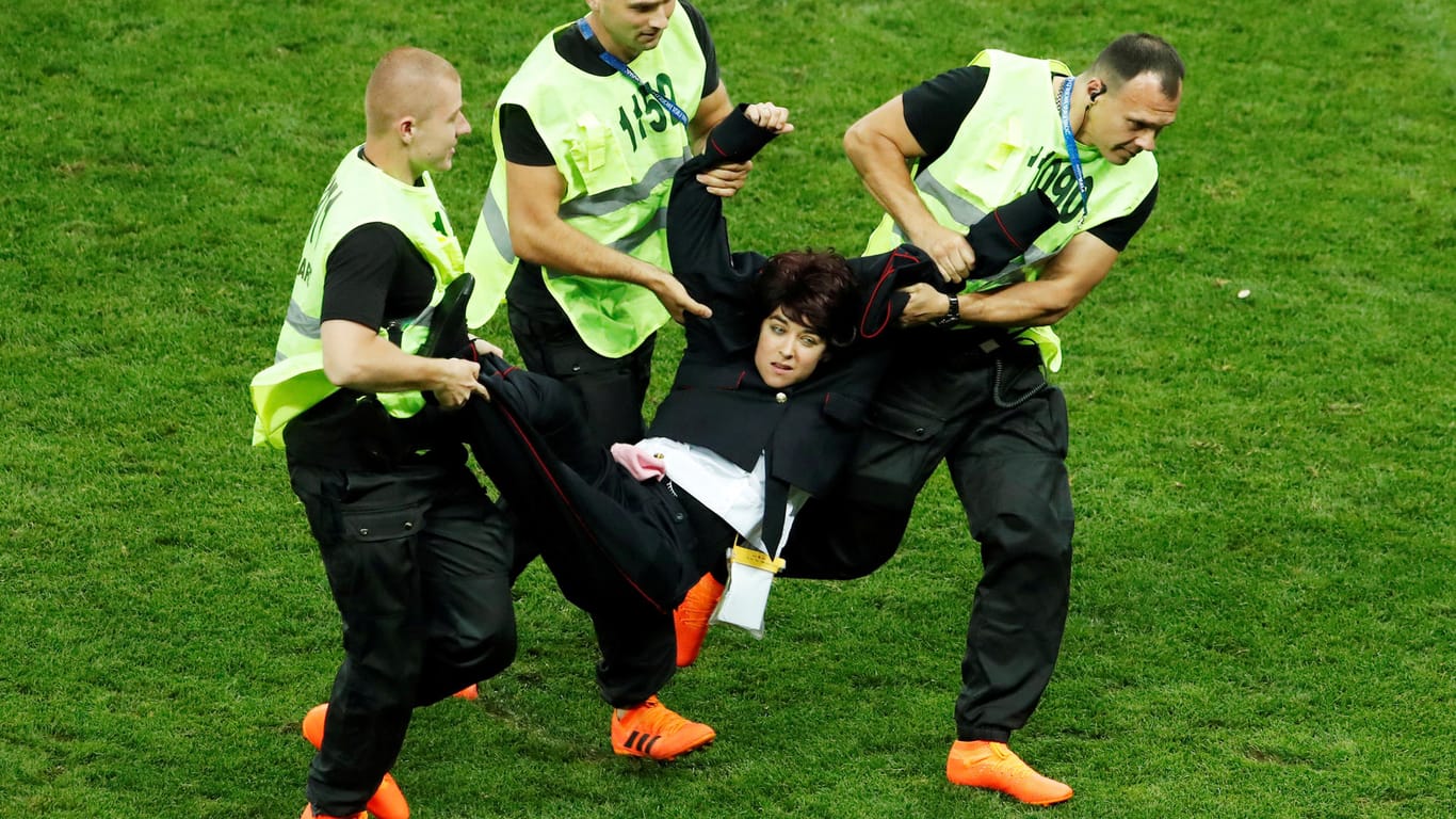 Flitzerin beim WM-Endspiel: Ein Mitglied der Gruppe Pussy Riot wird von Ordnungsleuten vom Spielfeld getragen.