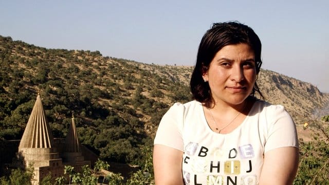 Shirin, Jesidin in Lalish, dem Heiligtum der Jesiden im Nordirak. Shirin, Jesidin in Lalish, dem Heiligtum der Jesiden im Nordirak.