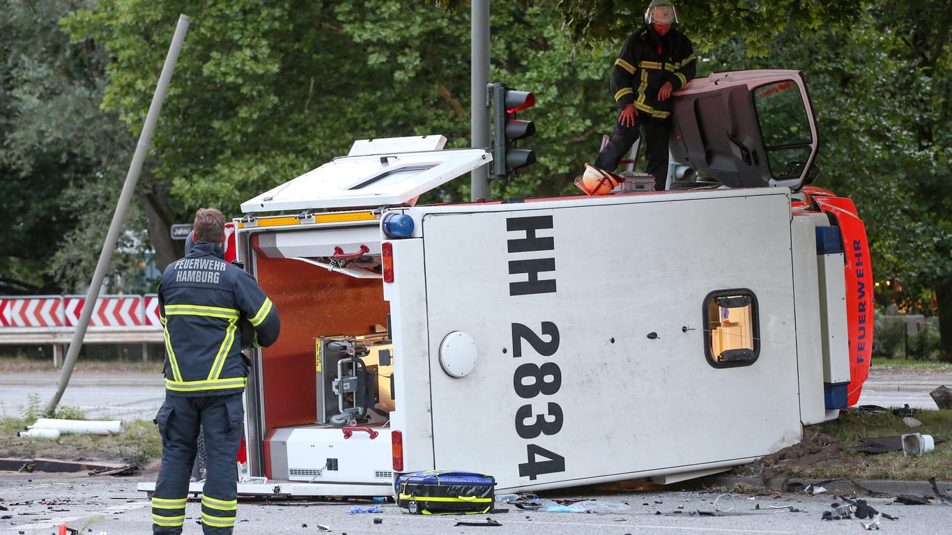 Nahe dem Hamburger Stadtpark liegt ein Rettungswagen nach einem Unfall mit einem weiteren Auto auf der Seite: Eine Hochschwangere befand sich im Krankenwagen als er von einem Auto gerammt wurde.