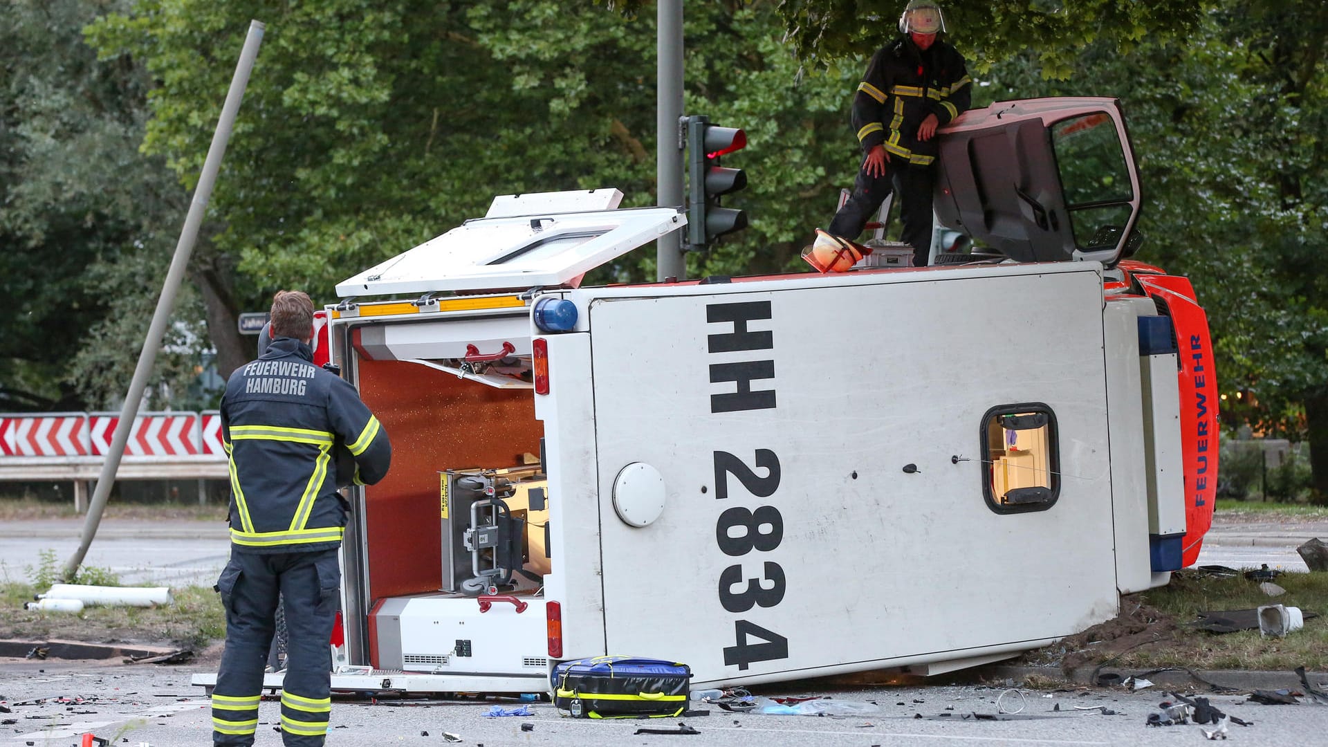 Nahe dem Hamburger Stadtpark liegt ein Rettungswagen nach einem Unfall mit einem weiteren Auto auf der Seite: Eine Hochschwangere befand sich im Krankenwagen als er von einem Auto gerammt wurde. Nahe dem Hamburger Stadtpark liegt ein Rettungswagen nach einem Unfall mit einem weiteren Auto auf der Seite: Eine Hochschwangere befand sich im Krankenwagen als er von einem Auto gerammt wurde.