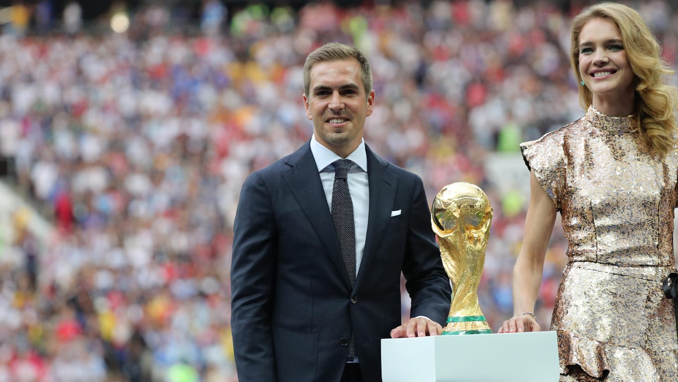 Philipp Lahm präsentiert vor dem Anpfiff des WM-Finalspiels den Weltmeister-Pokal: Als Kapitän führte Philipp Lahm die Nationalelf 2014 zum WM-Titel.