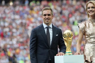 Philipp Lahm präsentiert vor dem Anpfiff des WM-Finalspiels den Weltmeister-Pokal: Als Kapitän führte Philipp Lahm die Nationalelf 2014 zum WM-Titel.