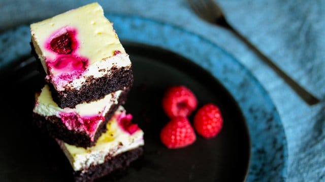 Warum entweder Cheesecake oder Brownie? Dabei kann man doch beides zusammen mischen und bekommt einen fruchtigen Cheesecake-Brownie.