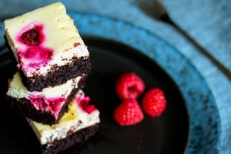 Warum entweder Cheesecake oder Brownie? Dabei kann man doch beides zusammen mischen und bekommt einen fruchtigen Cheesecake-Brownie.