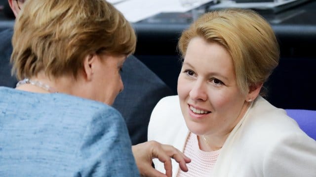 Bundeskanzlerin Angela Merkel (CDU) und Bundesfamilienministerin Giffey (SPD) besuchen in Köln das Hilfe-Telefon "Gewalt gegen Frauen".