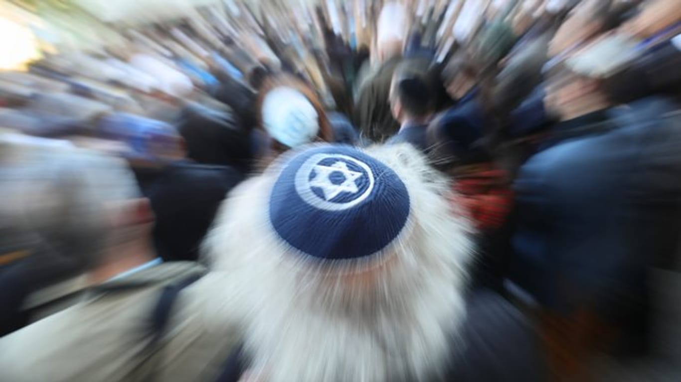 Ein Mann mit einer Kippa nimmt an der Solidaritätskundgebung "Berlin trägt Kippa" der Jüdischen Gemeinde teil.