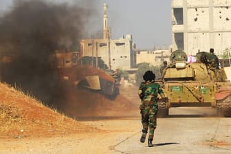 Syrische Truppen in der Provinz Deraa Anfang Juli: Seit einem Monat läuft die Offensive des Assad-Regimes und Russlands im Süden des Landes.