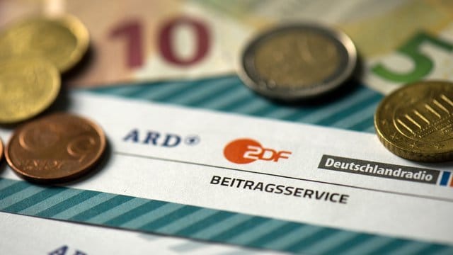 Der Rundfunkbeitrag ist verfassungsgemäß, das Beitragsmodell muss aber nachgebessert werden. Der Rundfunkbeitrag ist verfassungsgemäß, das Beitragsmodell muss aber nachgebessert werden.