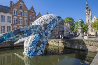 "Skycraper", das Modell eines Riesenwals aus Plastikmüll, bei der Triennale in Brügge.
