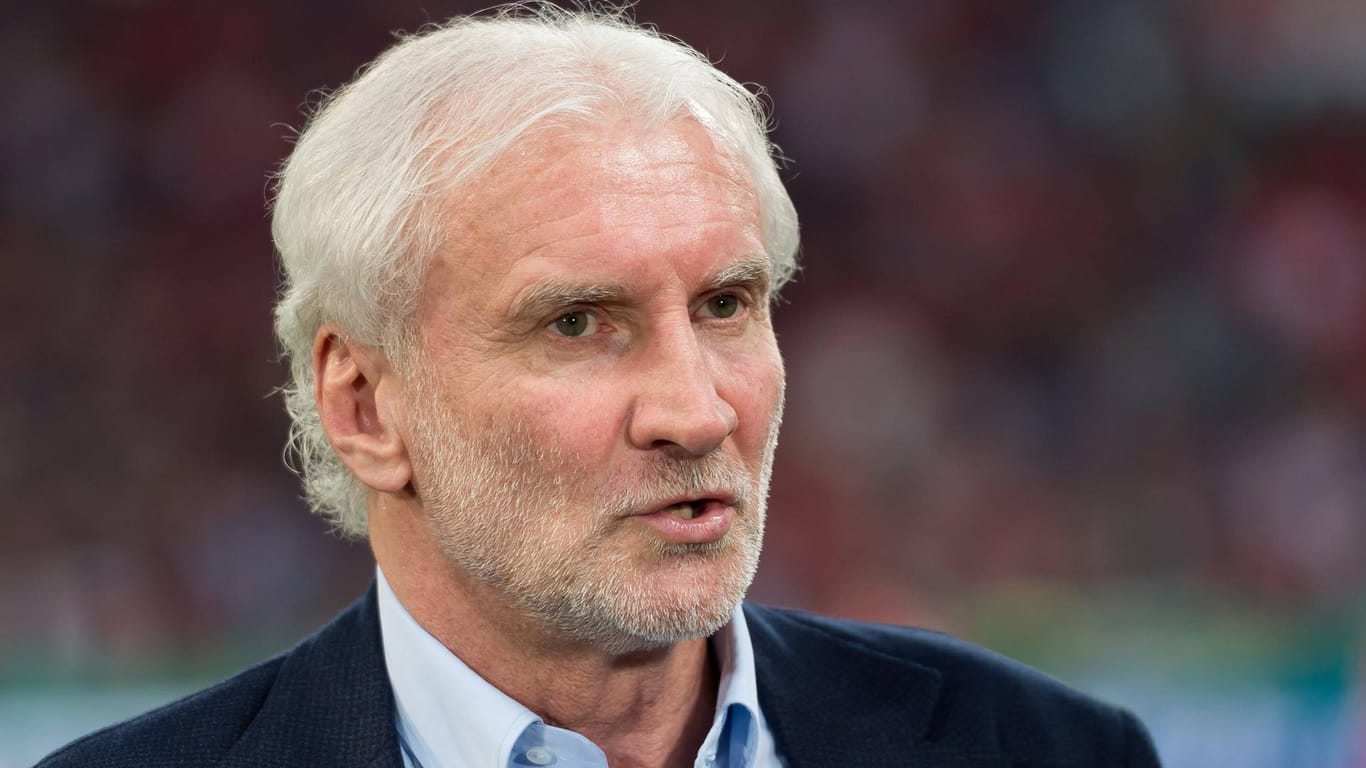 Bayer Leverkusens Sportchef Rudi Völler: Er sieht keinen Veränderungsbedarf bei Bundestrainer Joachim Löw.