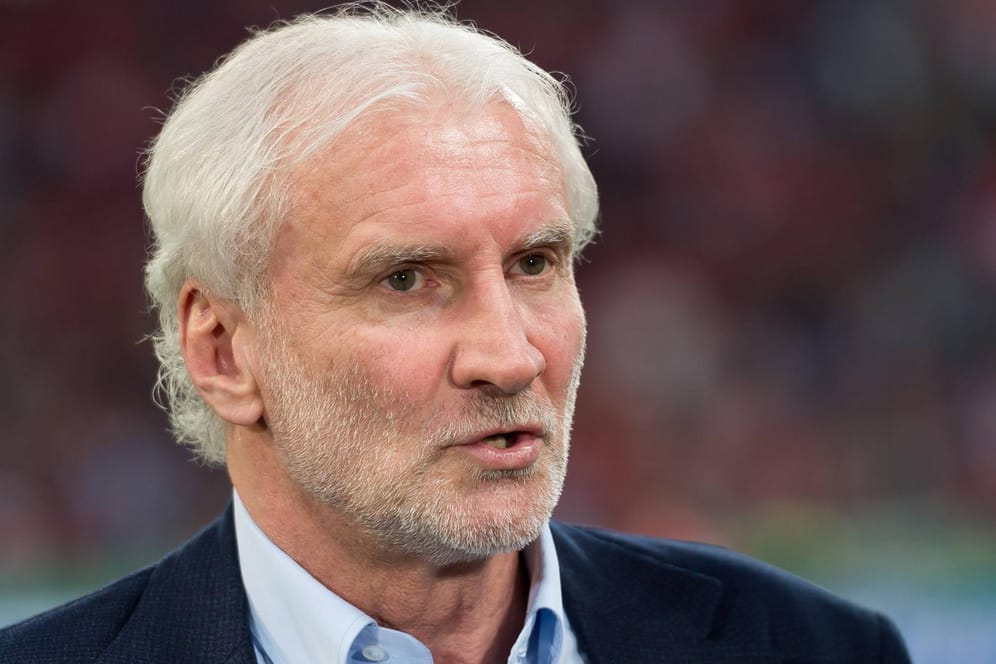 Bayer Leverkusens Sportchef Rudi Völler: Er sieht keinen Veränderungsbedarf bei Bundestrainer Joachim Löw.