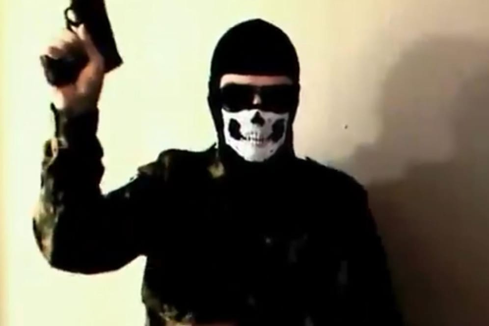 Ein Maskierter im Propaganda-Video der "Atomwaffendivision": Die rechte Gruppe droht mit Terror und Gewalt in Deutschland.