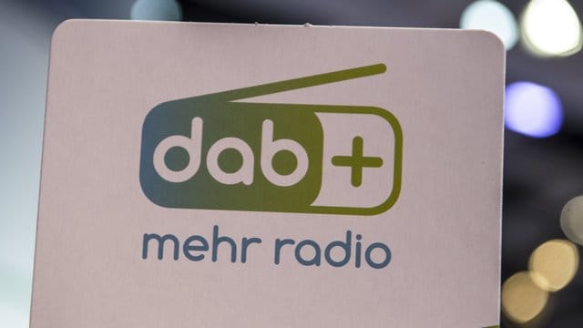 Eine Veränderung der Toleranz bei Signalfehlern in der Radiosoftware hat zur Folge, dass Digitalradios mit DAB+ trotz Signal häufig stumm schalten. Eine Veränderung der Toleranz bei Signalfehlern in der Radiosoftware hat zur Folge, dass Digitalradios mit DAB+ trotz Signal häufig stumm schalten.