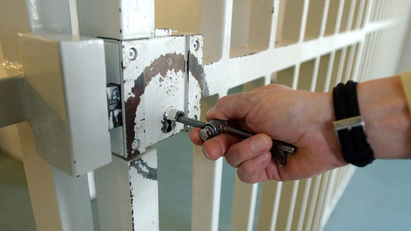 Ein Gefängniswärter schließt eine Tür ab: Seit Montag sitzt der Tatverdächtige in Bulgarien in Untersuchungshaft. (Symbolbild)