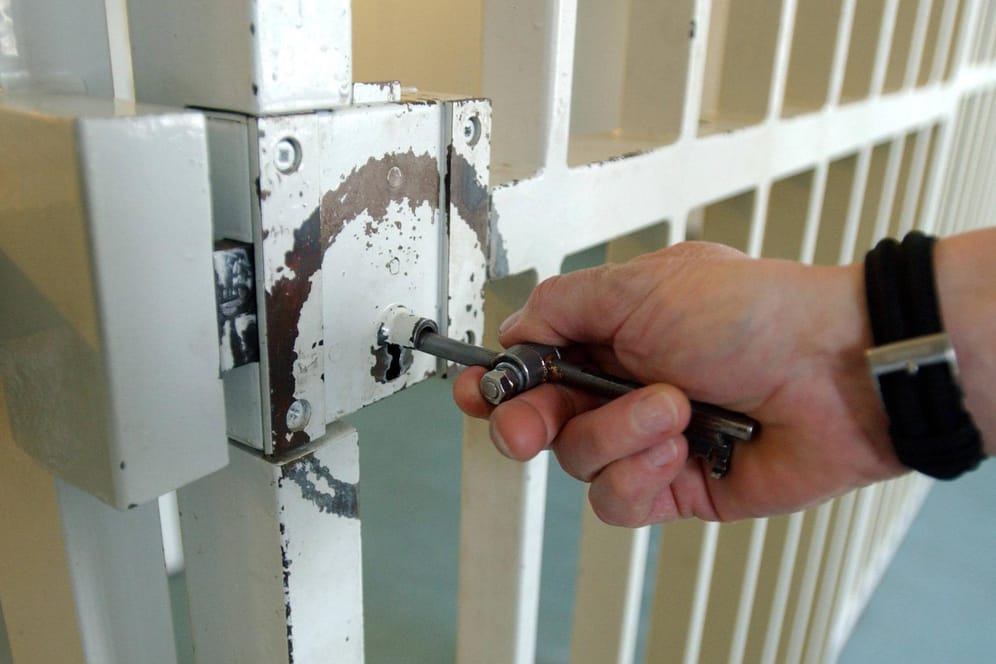Ein Gefängniswärter schließt eine Tür ab: Seit Montag sitzt der Tatverdächtige in Bulgarien in Untersuchungshaft. (Symbolbild)