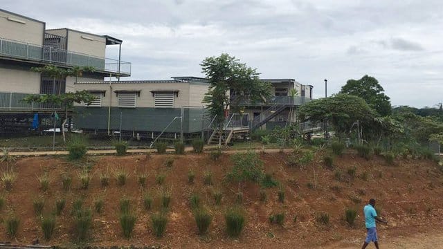 Ein Mann geht am East Lorengau Refugee Transit Center, einem Flüchtlingslager in Papua Neuguinea, vorüber. Ein Mann geht am East Lorengau Refugee Transit Center, einem Flüchtlingslager in Papua Neuguinea, vorüber.