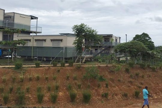 Ein Mann geht am East Lorengau Refugee Transit Center, einem Flüchtlingslager in Papua Neuguinea, vorüber.