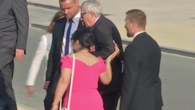Ein Video zeigt Jean-Claude Juncker, dem man kurz vor einem Fototermin für die Teilnehmer des Nato-Gipfels im Jubelpark eine Treppe hinaufhilft. Ein Video zeigt Jean-Claude Juncker, dem man kurz vor einem Fototermin für die Teilnehmer des Nato-Gipfels im Jubelpark eine Treppe hinaufhilft.