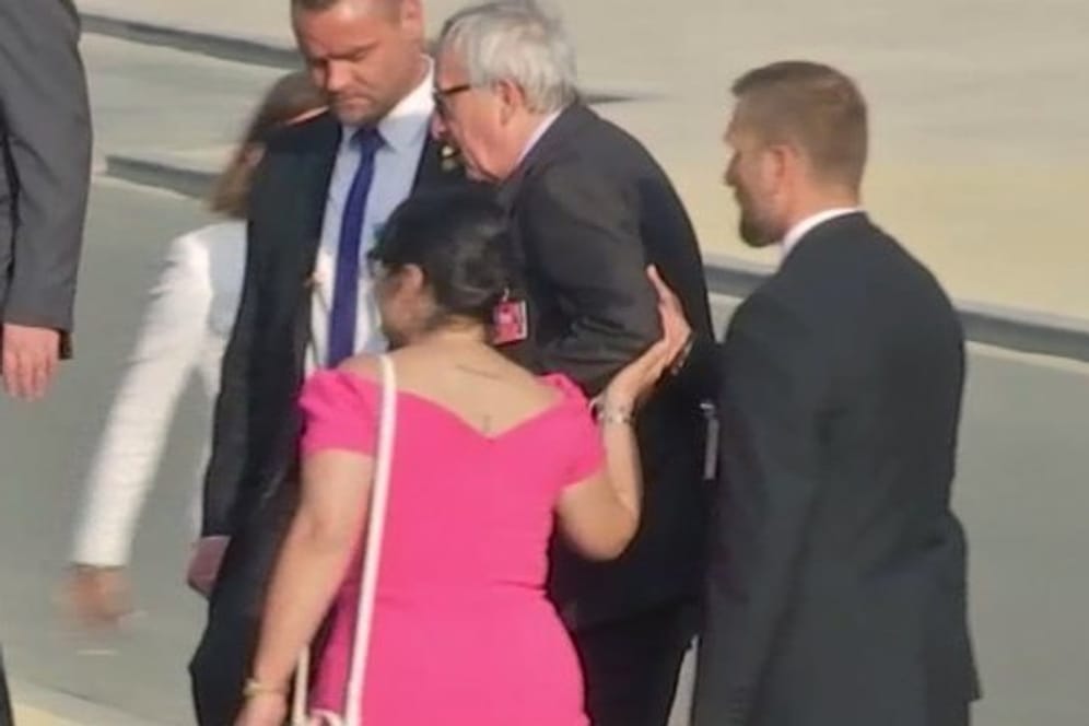 Ein Video zeigt Jean-Claude Juncker, dem man kurz vor einem Fototermin für die Teilnehmer des Nato-Gipfels im Jubelpark eine Treppe hinaufhilft.