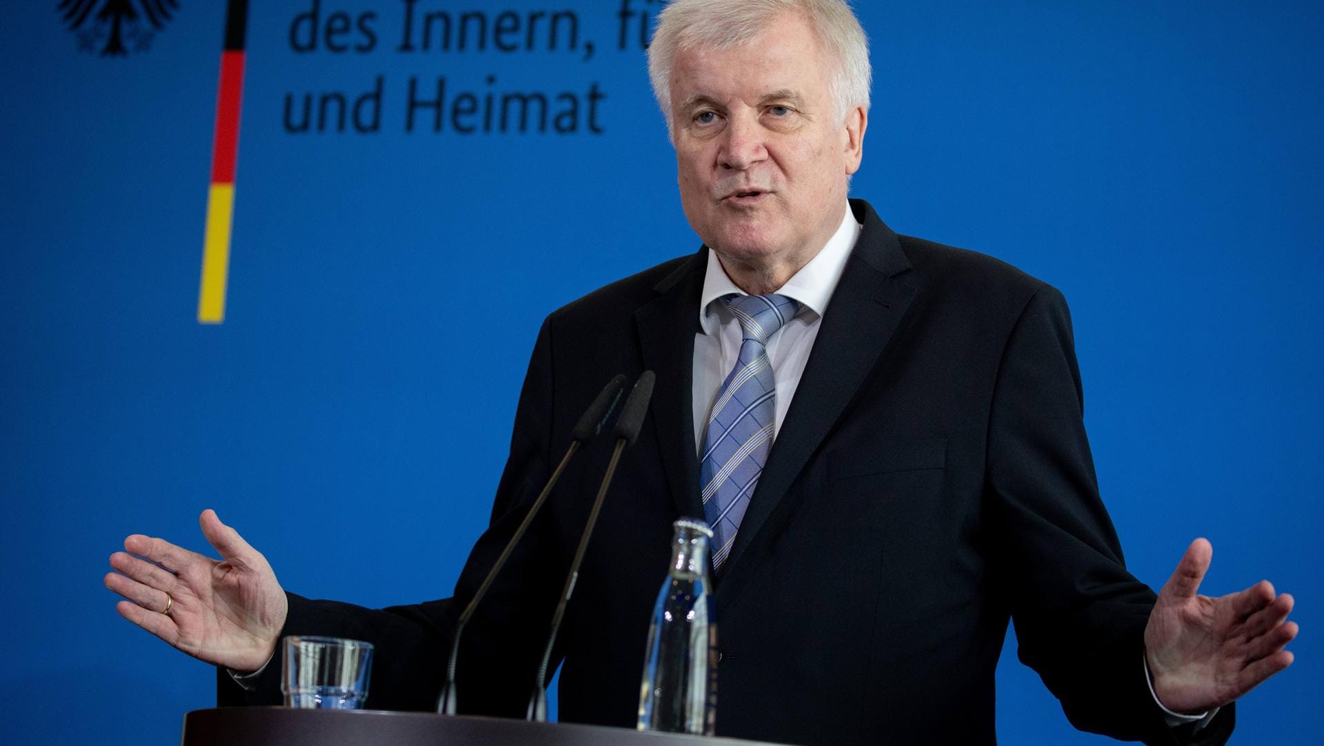 Bundesinnenminister Horst Seehofer (CSU): "Ich muss mich darauf verlassen, dass die dafür zuständigen Behörden nach Recht und Gesetz handeln".