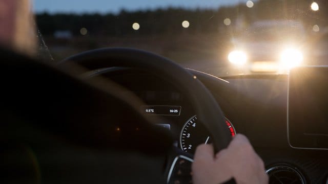 Saubere Scheiben verringern die Blendgefahr beim Fahren in der Dunkelheit. Saubere Scheiben verringern die Blendgefahr beim Fahren in der Dunkelheit.