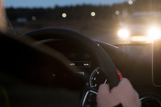 Saubere Scheiben verringern die Blendgefahr beim Fahren in der Dunkelheit.
