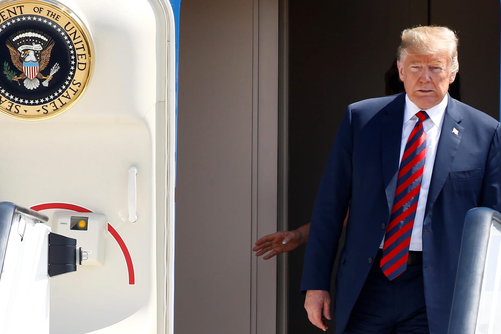 Donald Trump verlässt die Air Force One: Der US-Präsident wünscht sich für seine zwei neuen Maschinen eine neue Farbgebung.