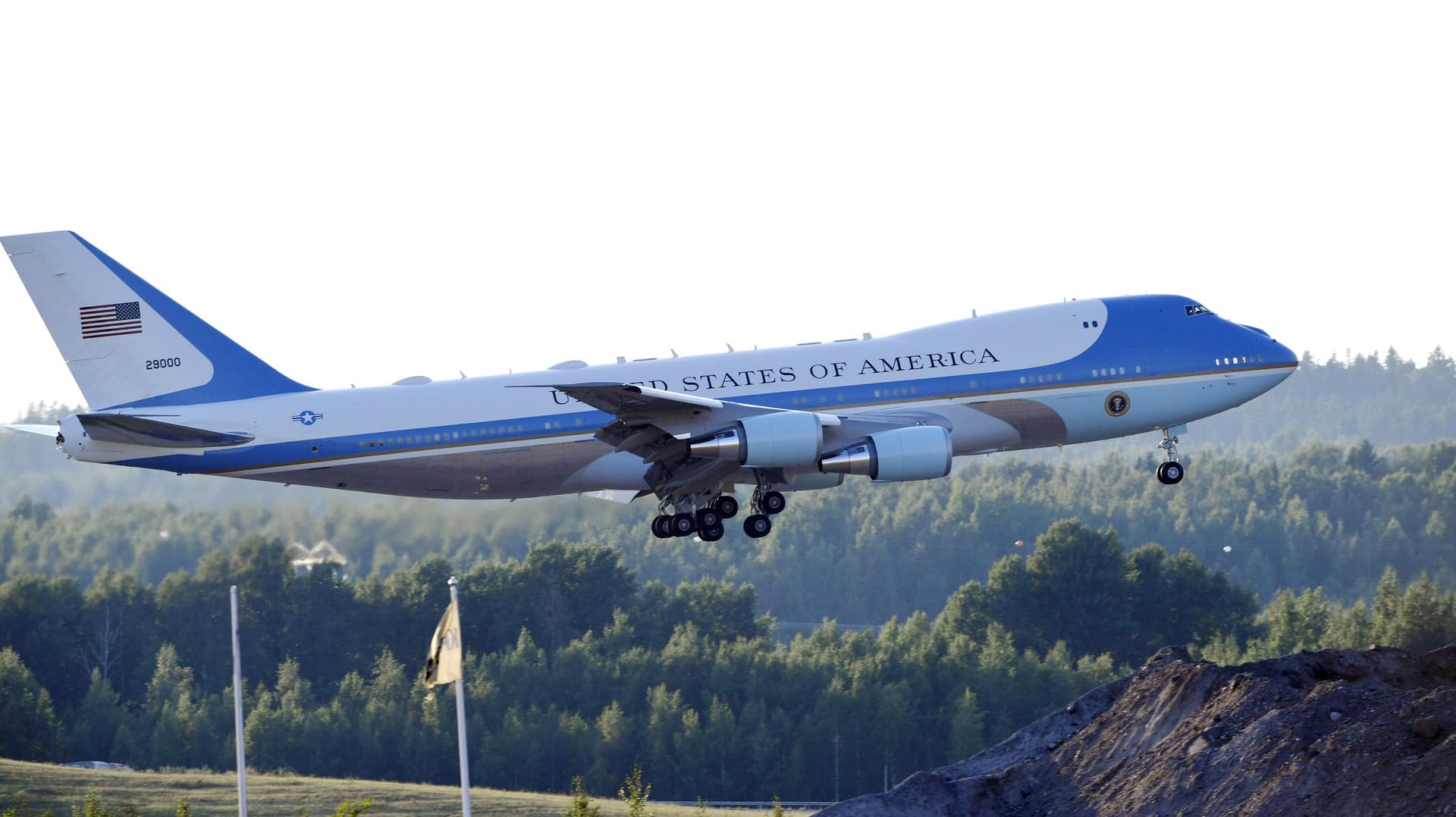 Die Air Force One in ihrem weiß-blauen Farbschema: Nun sollen die Maschinen die Farben der US-Flagge tragen.