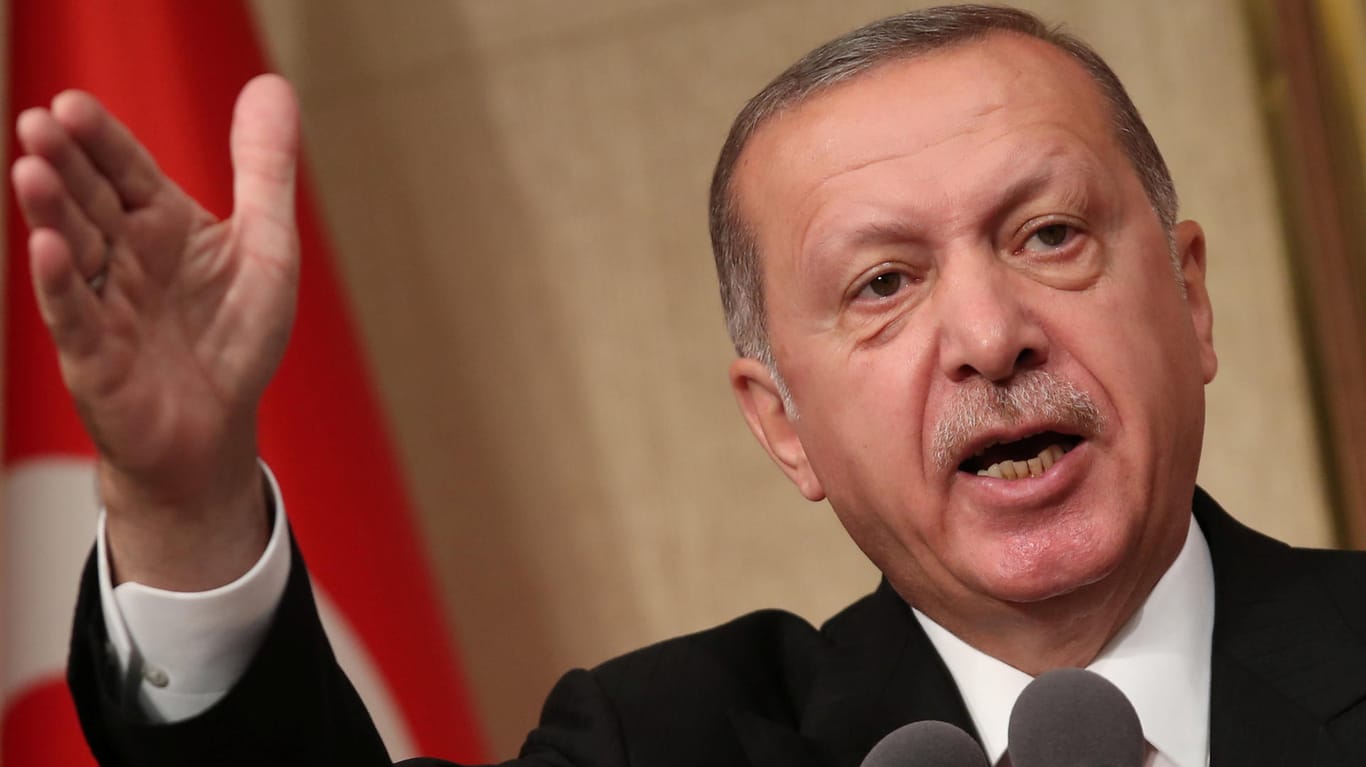 Recep Tayyip Erdogan: Der türkische Präsident lässt den Ausnahmezustand in seinem Land auslaufen. Die Opposition kritisiert, dass er ihn mit einem noch strengeren Anti-Terror-Gesetz ersetzt.