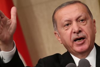 Recep Tayyip Erdogan: Der türkische Präsident lässt den Ausnahmezustand in seinem Land auslaufen. Die Opposition kritisiert, dass er ihn mit einem noch strengeren Anti-Terror-Gesetz ersetzt.