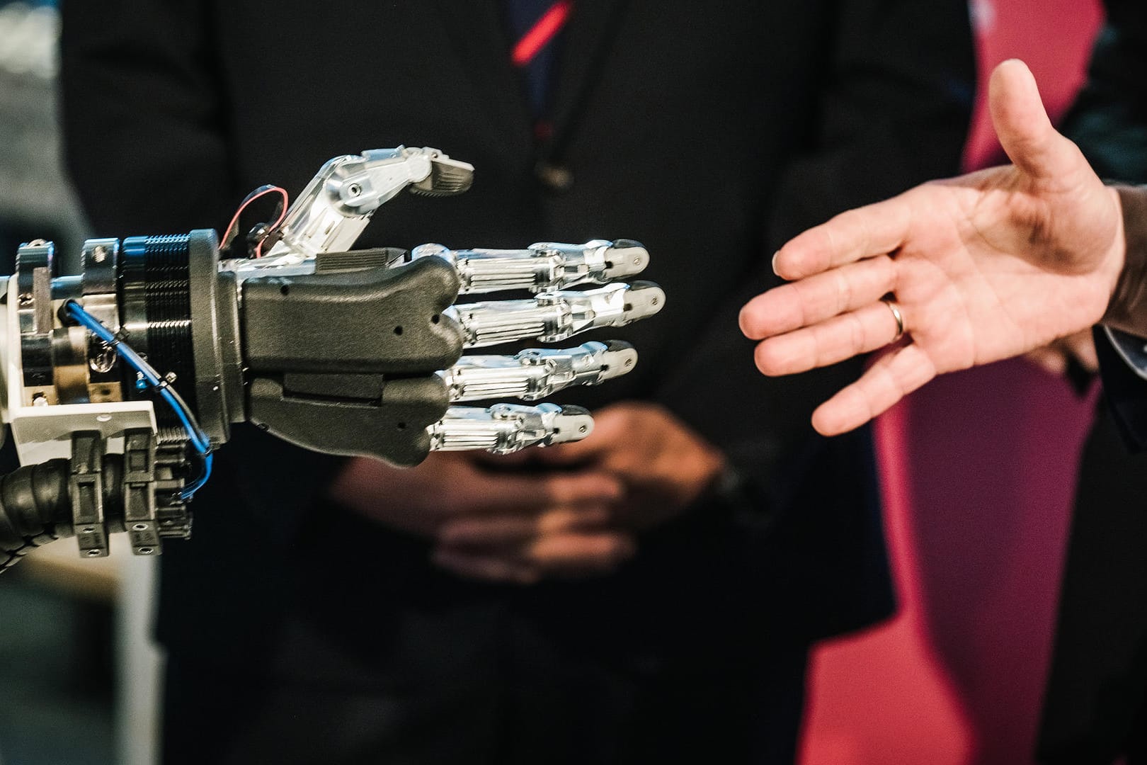 Eine menschliche und eine Roboterhand: Laut dem Plan der Regierung soll der Wissensaustausch zwischen Wissenschaft und Wirtschaft verstärkt werden. (Archivbild)